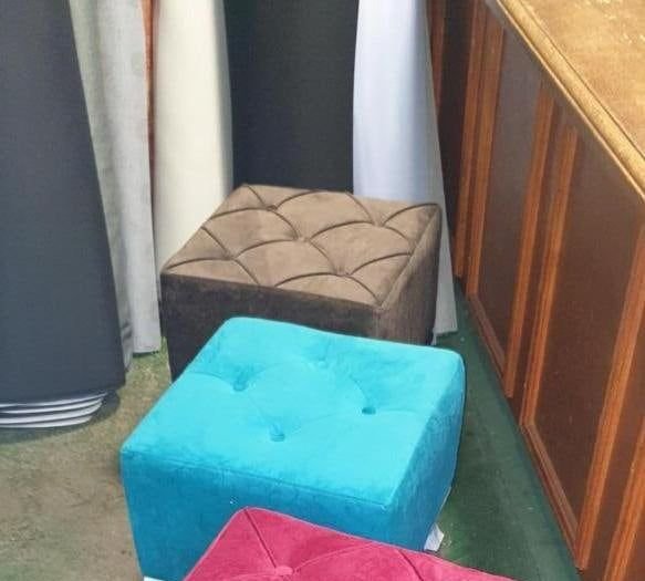 Taburei u raznim bojama u prodavnici ARCO