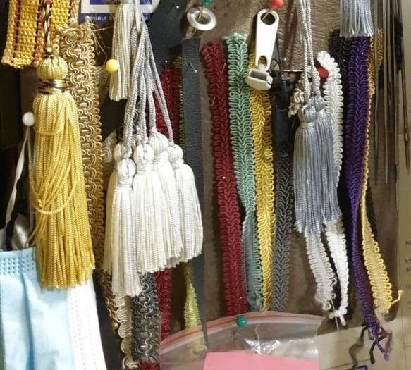 Kićanke i rese za zavese i nameštaj obešene u prodavnici