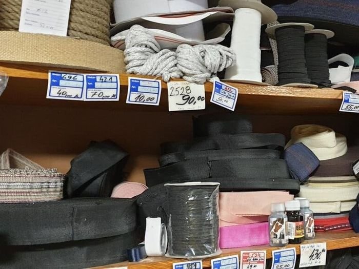 Police sa pozamanterijom i tapetarskim priborom