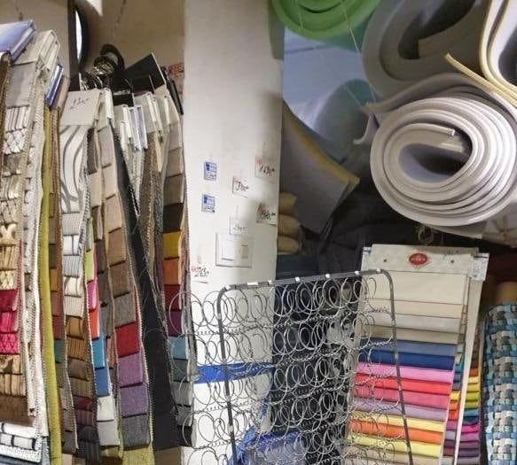 Katalozi sa uzorcima štofova na stalku u prodavnici