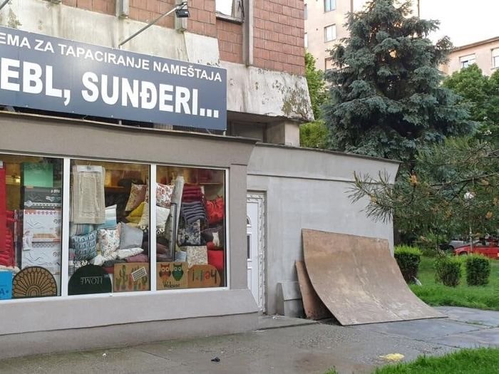 Ulaz u prodavnicu ARCO u Pančevu sa natpisom Mebl, sunđeri