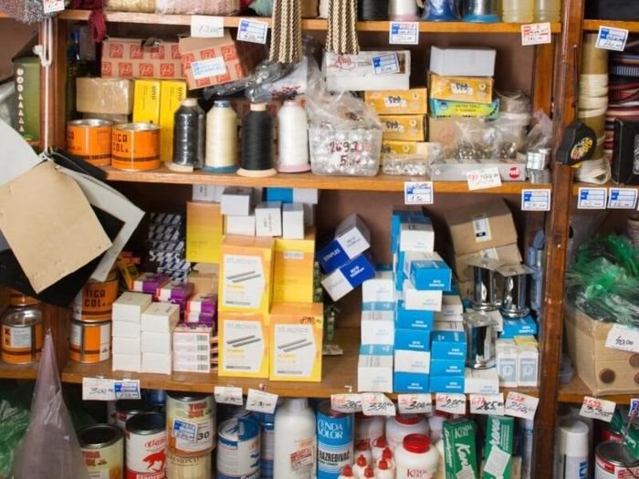 Lepkovi, sprejevi i konci na policama prodavnice ARCO