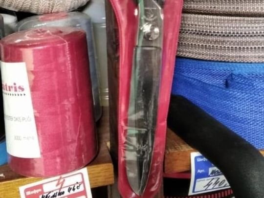 Tapetarske makaze u pakovanju i gajtani na polici