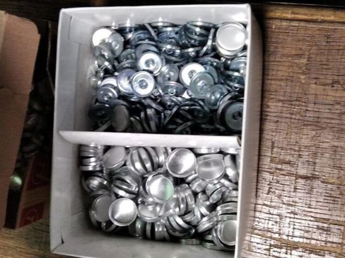 Kutija metalnih dugmadi za tapaciranje