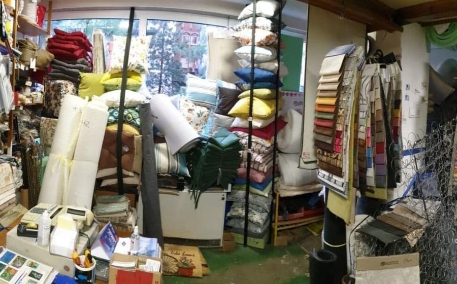 Unutrašnjost prodavnice ARCO sa policama punim štofova i tapetarskog materijala