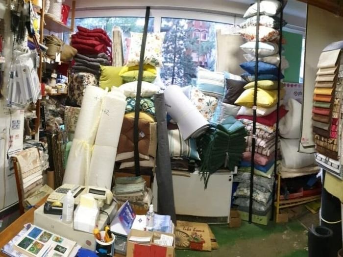 Unutrašnjost prodavnice ARCO: police sa štofovima, koncima i priborom