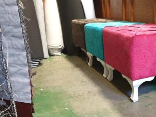 Gotovi taburei presvučeni roze i tirkiznim plišom